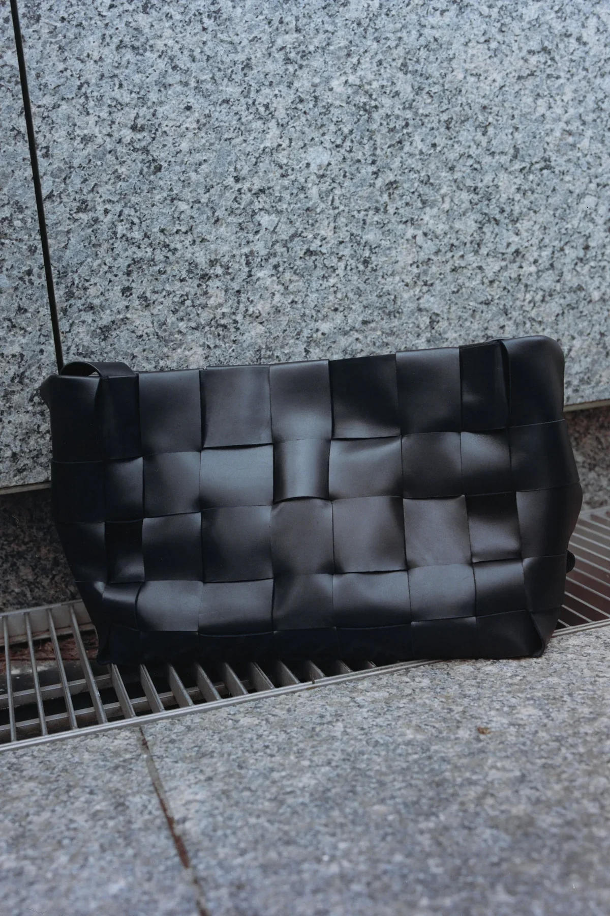 WOVEN LARGE TOTE - BLACK - Image 7