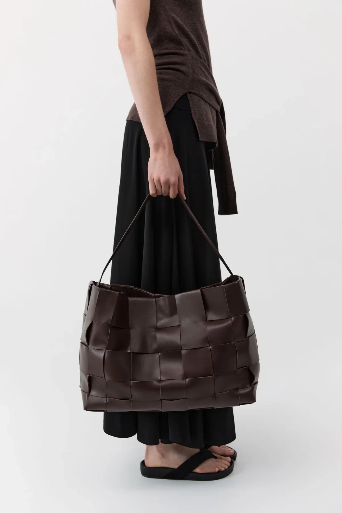 WOVEN LARGE TOTE - CHOCOLATE - Image 2