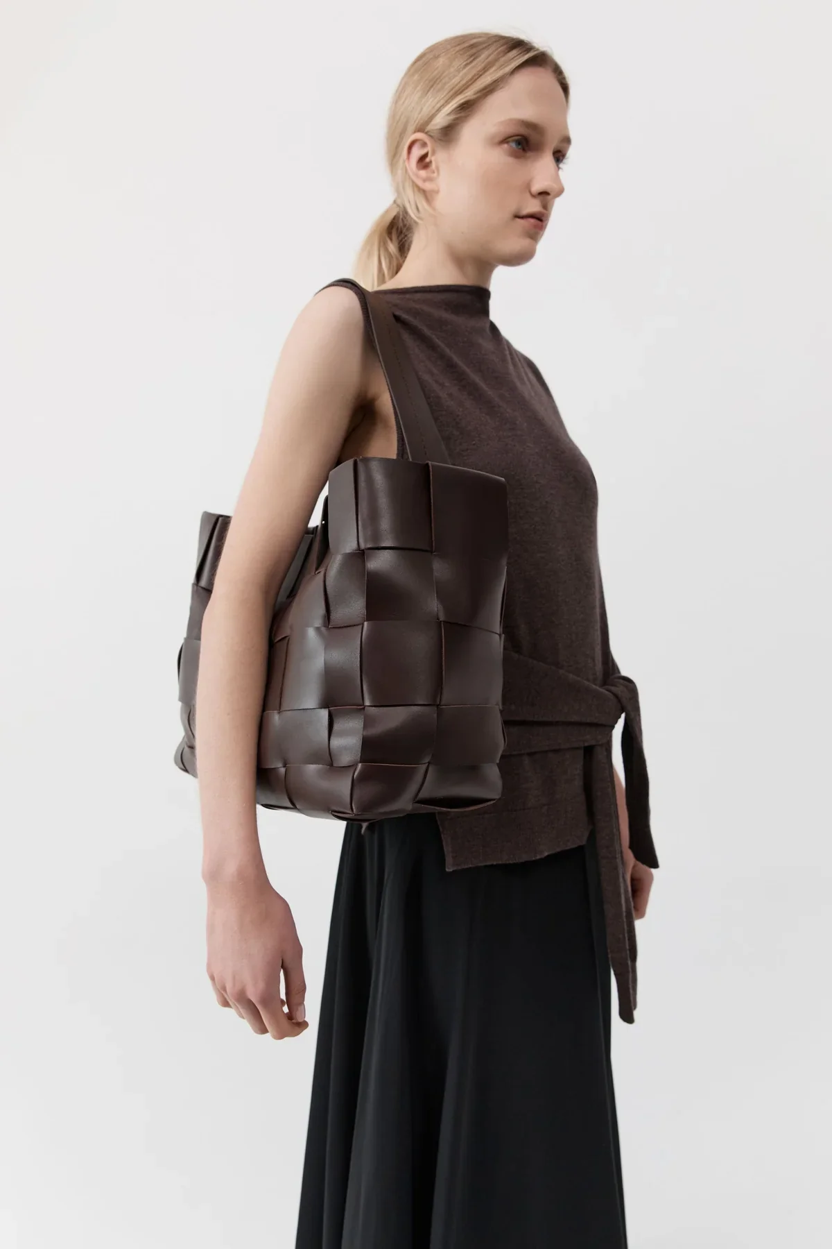 WOVEN LARGE TOTE - CHOCOLATE - Image 3