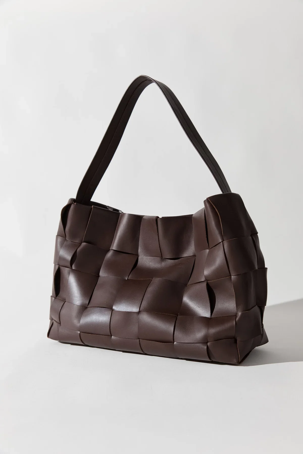 WOVEN LARGE TOTE - CHOCOLATE - Image 5